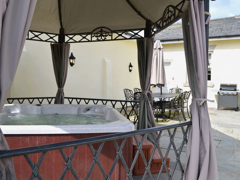 Hot tub | Wold House Cottage - Wold Cottage, Nafferton, near Bridlington