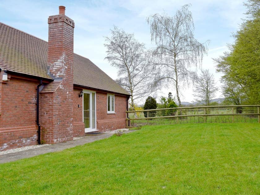 Large lawned garden | Hornbeam Cottage, Malvern