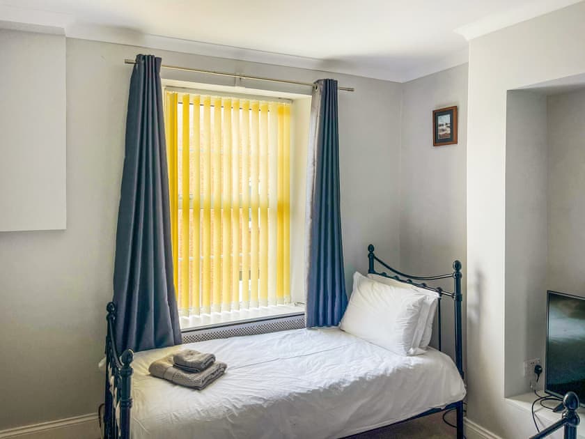 A single bed  in the second bedroom makes it a welcomg family bedroom | Island View, Amble