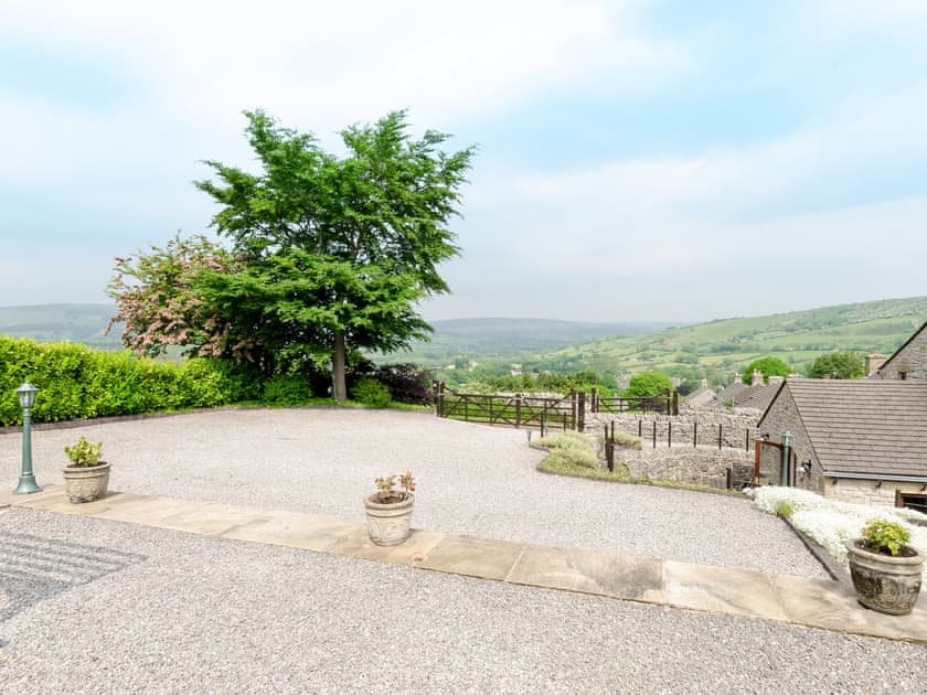 Perched on the hillside the cottage takes advantage of it’s elevated position providing the holidaymaker with impressive views | Lillegarth, Bradwell