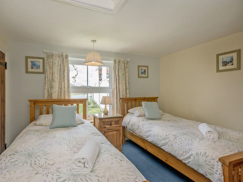 Cosy twin bedroom | Wherryman’s Cottage, Coltishall