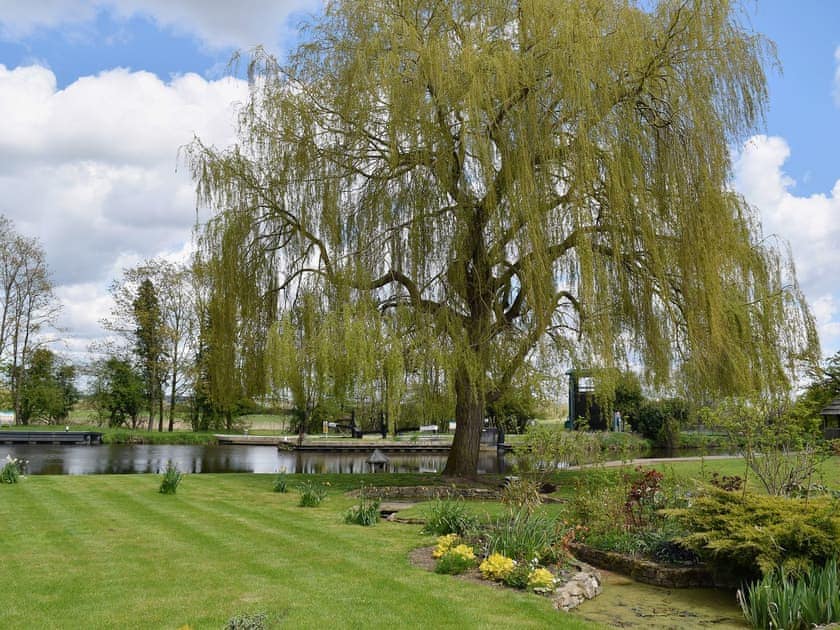 The well stocked, verdant shared gardens and grounds | River Nene Cottages, Water Newton, near Peterborough