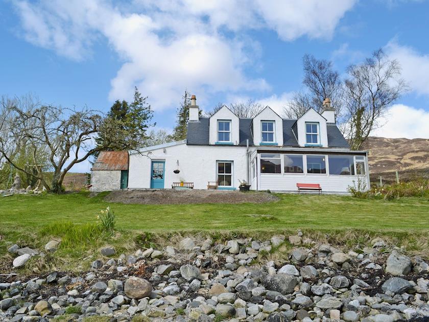 Fabulous detached property | Loch Shore Cottage, Dornie, near Kyle