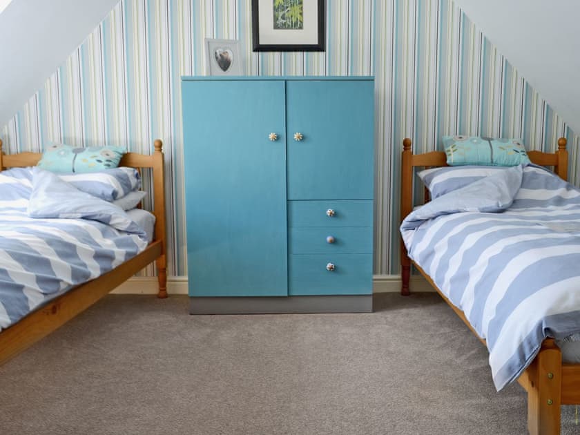 Cosy twin bedroom  | Loch Shore Cottage, Dornie, near Kyle