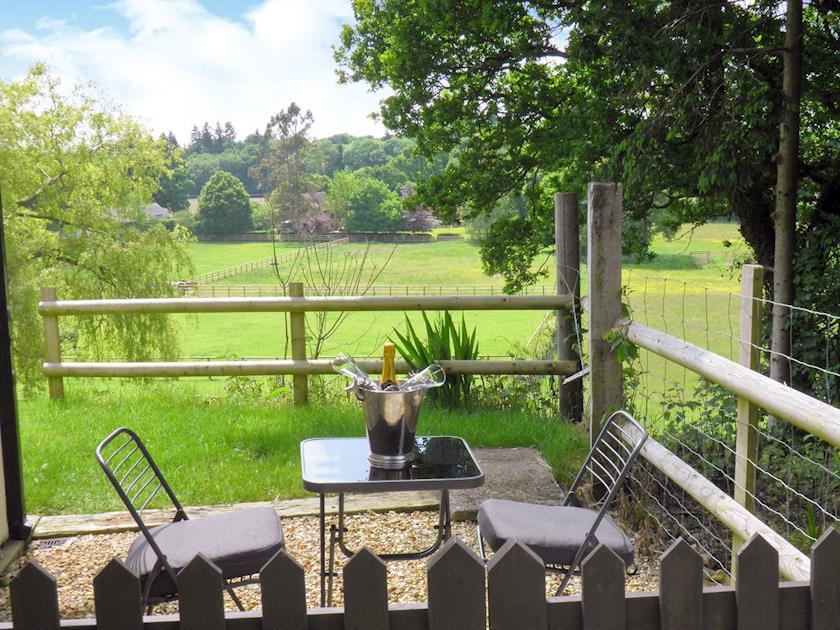 Charming outdoor dining area | Weaver’s Lodge, North Gorley, near Fordingbridge