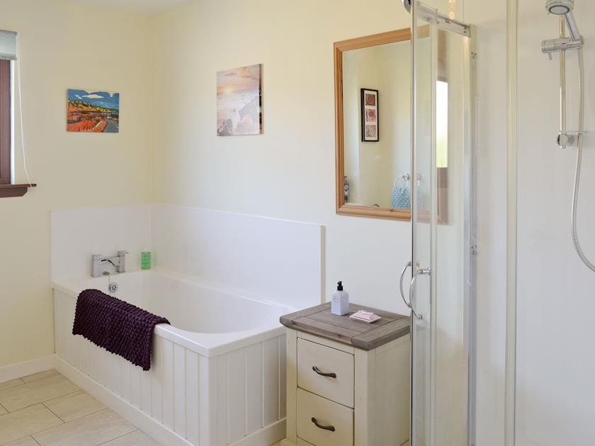 Separate shower cubicle in single bedroom | Roangorm, Achiltibuie