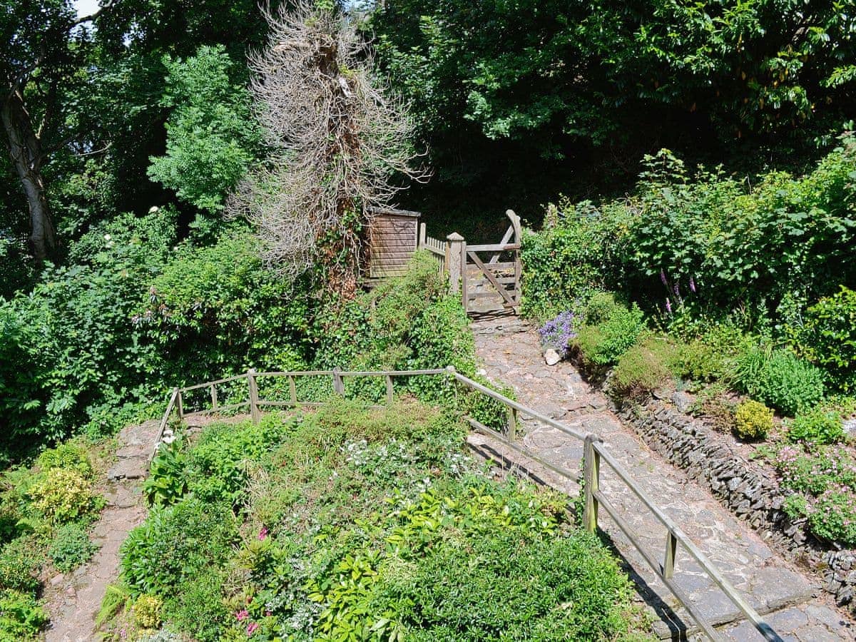 Cheswood Ref W41983 In Lynmouth Near Lynton Devon