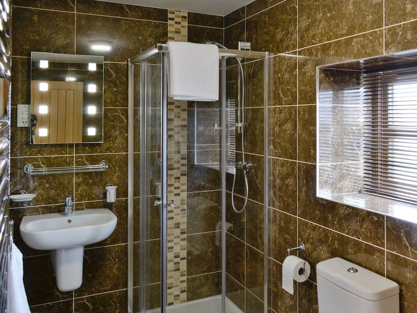 Modern bathroom with separate bath and shower cubicle | 5 The Granary, Pendleton, near Clitheroe