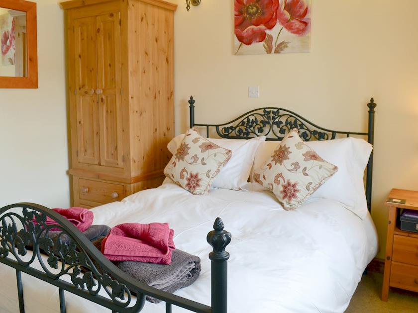 Cosy double bedroom | Guillemot Cottage - Manor Farm Cottages, Buckton, near Flamborough