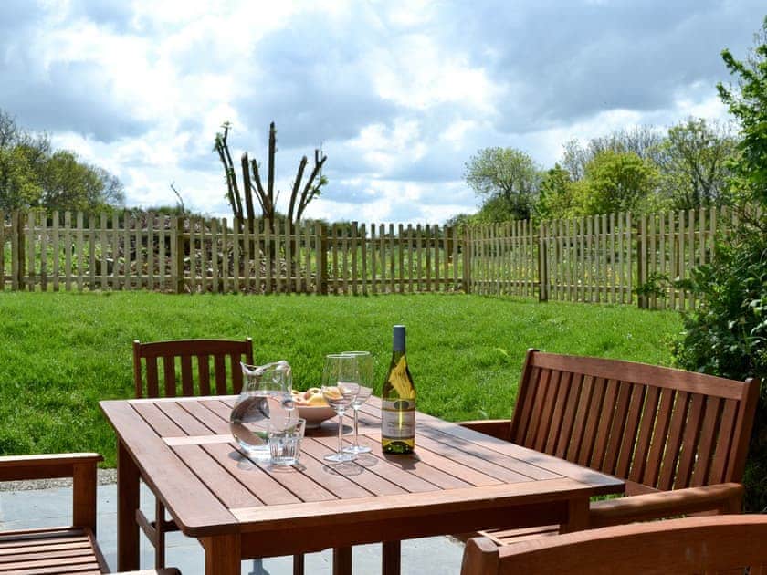 Outdoor dining area & garden | Llangrannog - Cei Newydd, Mwnt and Llangrannog, Nanternis near New Quay