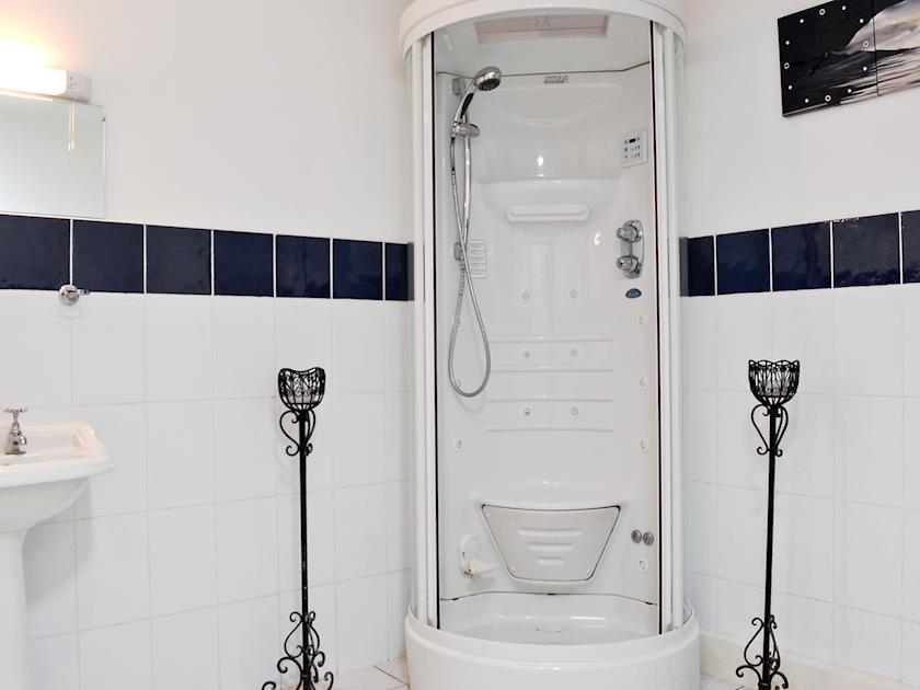 Shower room | Peach Tree - Netley Hall, Dorrington, near Shrewsbury