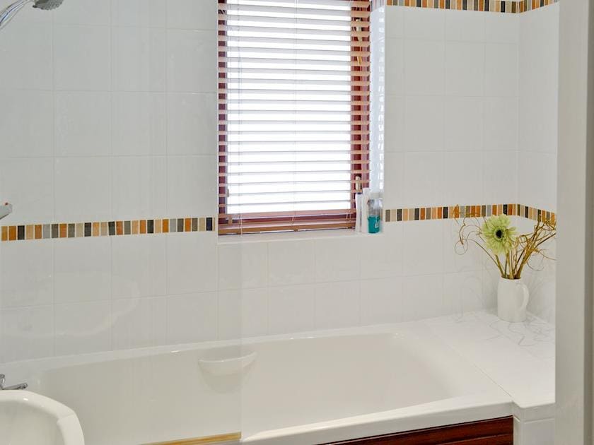 Family bathroom with shower over bath | Harbour View, Castletown