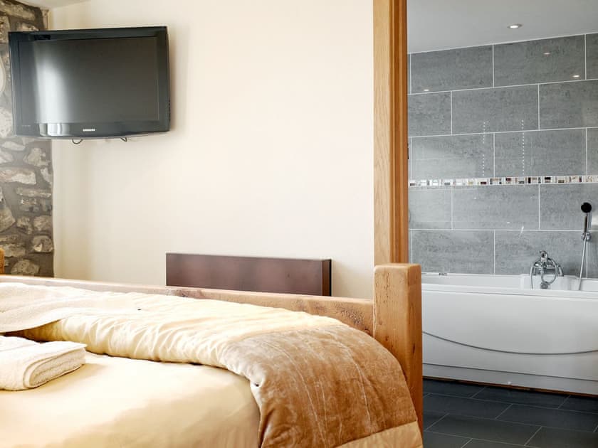 Comfy double bedroom with wonderful en-suite | Pengenna Parlour - Wooldown Holiday Cottages, Marhamchurch, near Bude