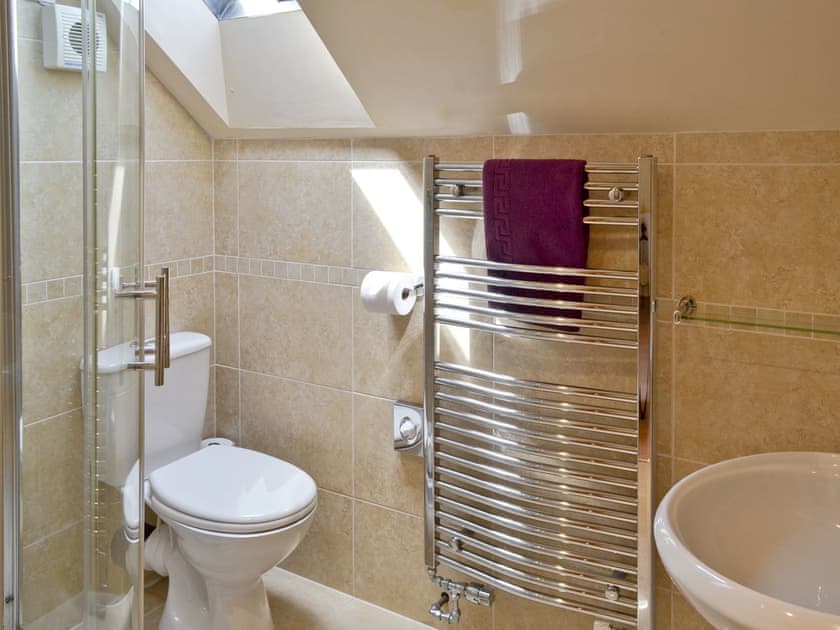 En-suite shower room | Puffin Cottage - Manor Farm Cottages, Buckton, near Flamborough