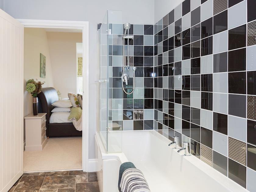 Beautifully decorated en-suite | Yokefleet Cottage, Sandholme, near Beverley