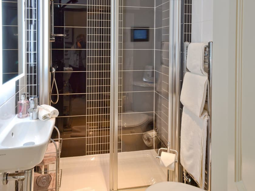 En-suite to master bedroom | The Pavilion, Killerby, near Scarborough