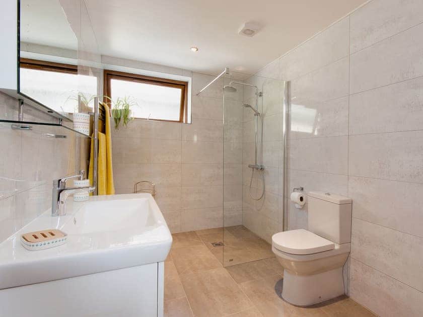 En-suite shower/wet room also with access from the hallway | Blackdown Farm, Manor Barn, Blackawton, nr. Dartmouth