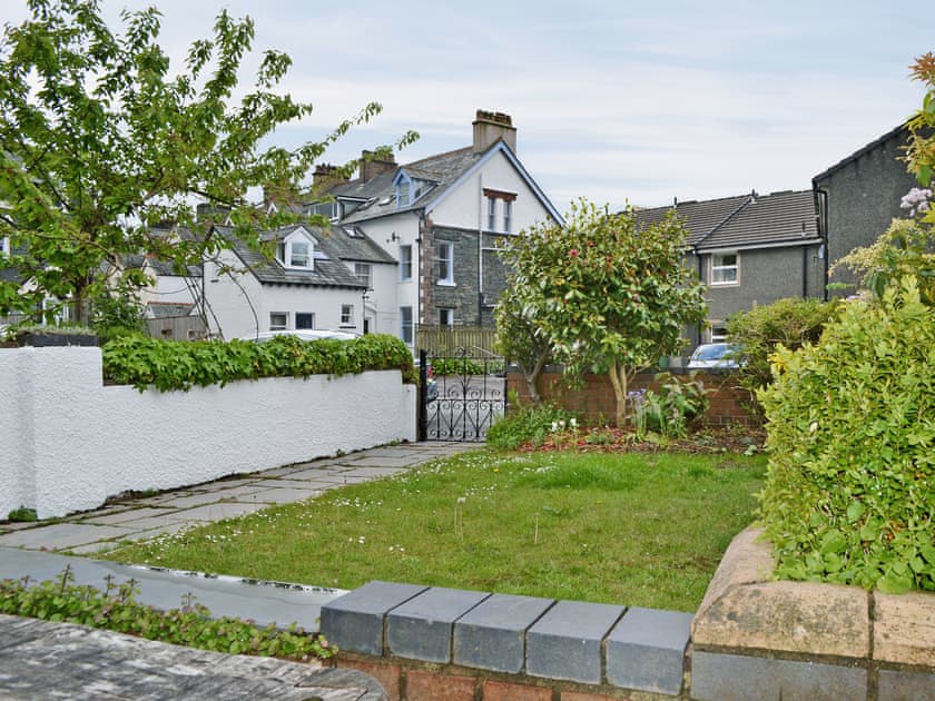 Enclosed lawned front garden with seat | Bay Cottage, Keswick