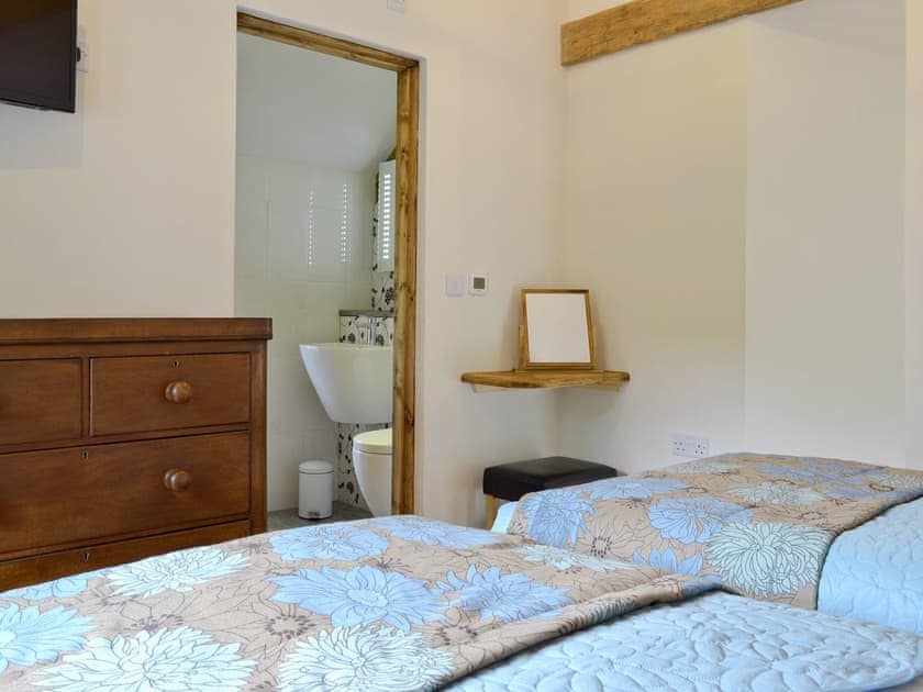 Twin bedroom with en-suite | Dolgoy Cottages - Ponycob Cottage - Dolgoy Cottages, Llangrannog