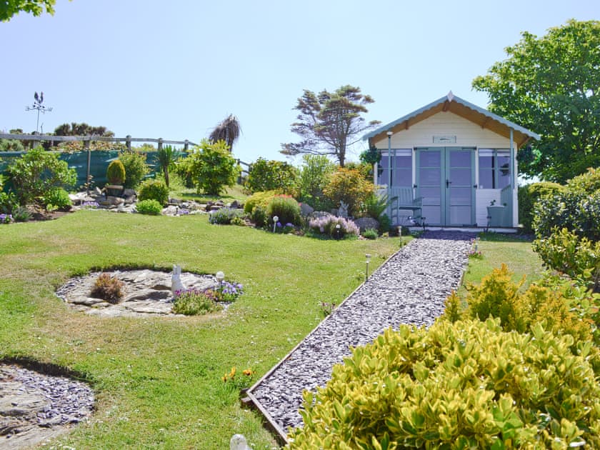 Mature garden with summerhouse | Salem Fach, Llanfairynghornwy