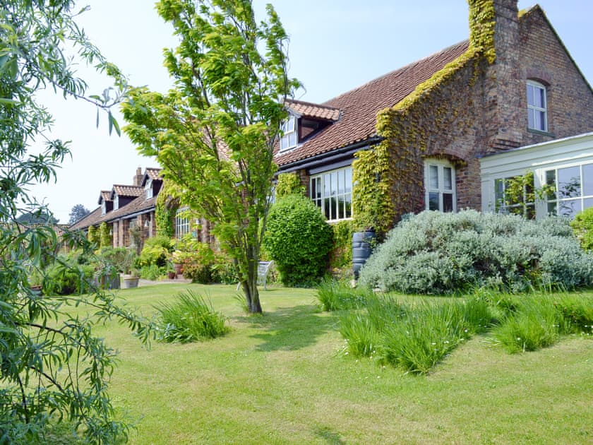 Mature front gardens | Apple Tree Cottage - Barmoor Farm Cottages, Scalby, near Scarborough