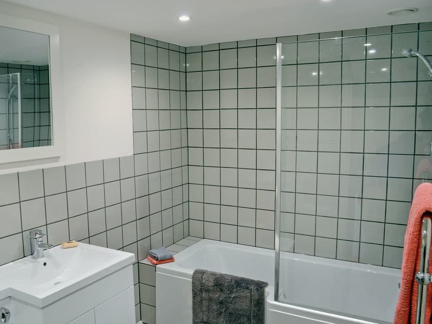 Lovely en-suite bathroom | The Shed with a View, Cadbury, near Crediton