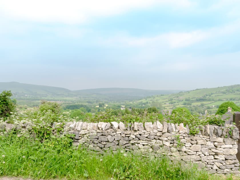 Dramatic countryside surrounds this delightful cottage | Lillegarth, Bradwell