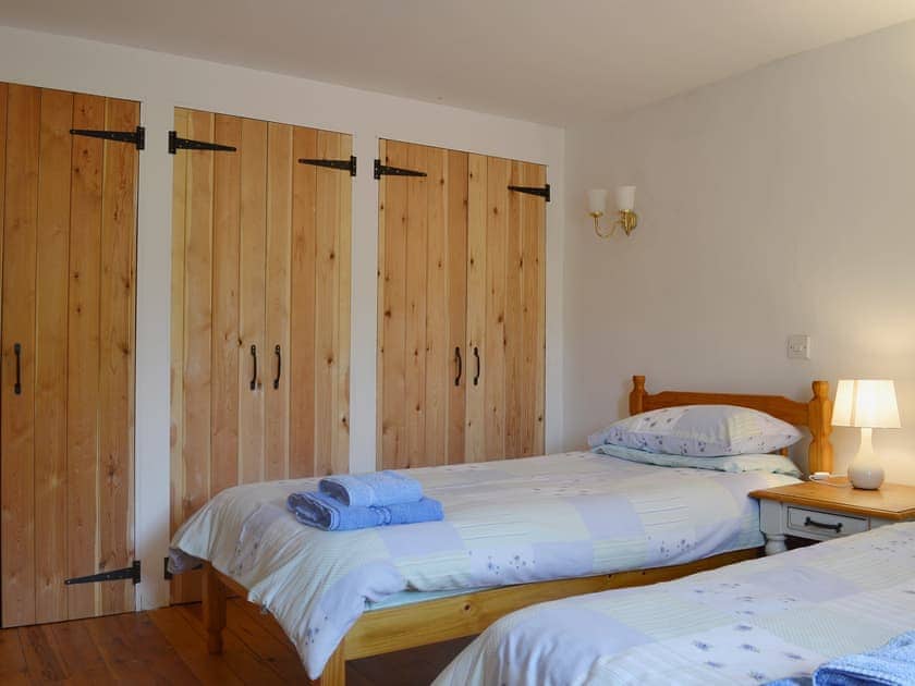 Twin bedded room with loads of storage space | Barn Owl Cottage - Willersley Farm, Cromford, near Matlock
