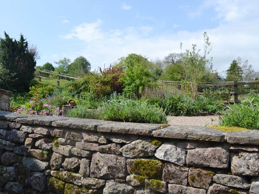 Lovely natural garden and shared grounds | Barn Owl Cottage - Willersley Farm, Cromford, near Matlock