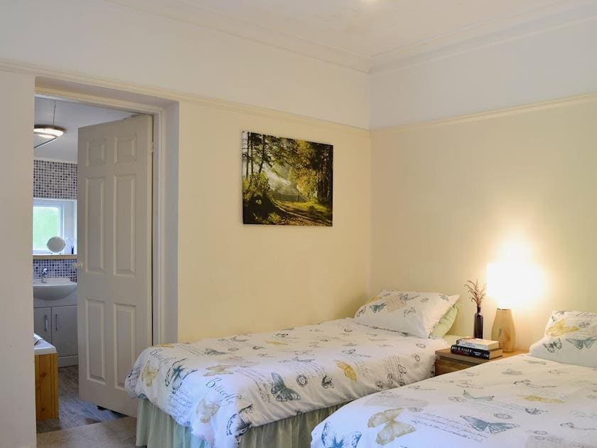Bedroom with adjacent en-suite bathroom | Dunlappie Lodge, Edzell, near Brechin