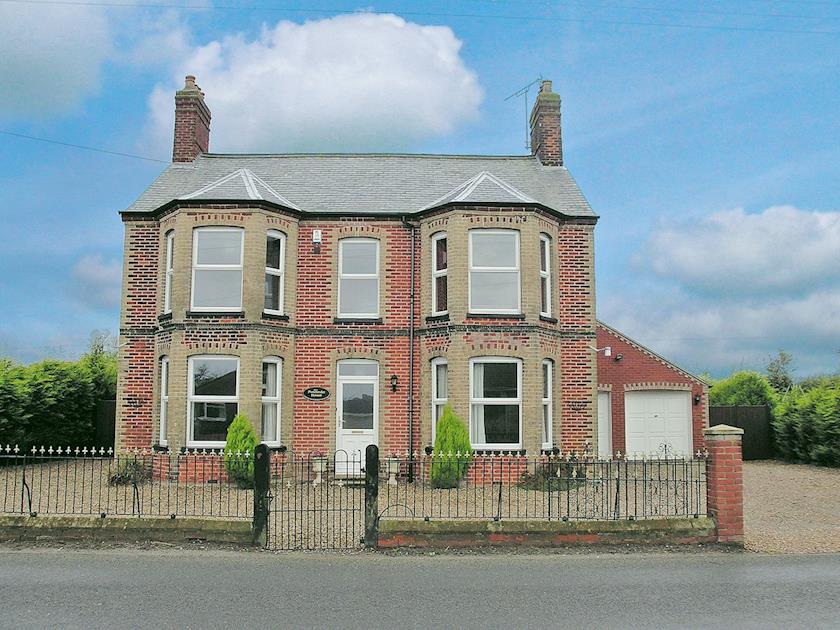 Impressive detached Edwardian style double bay fronted country holiday property | Pembroke House, Happisburgh