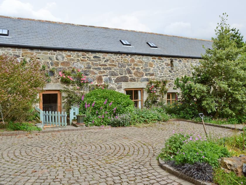 Cobbled area at rear of property | Buzzard Barn - Tregidden Farm, St Martin, near Helston