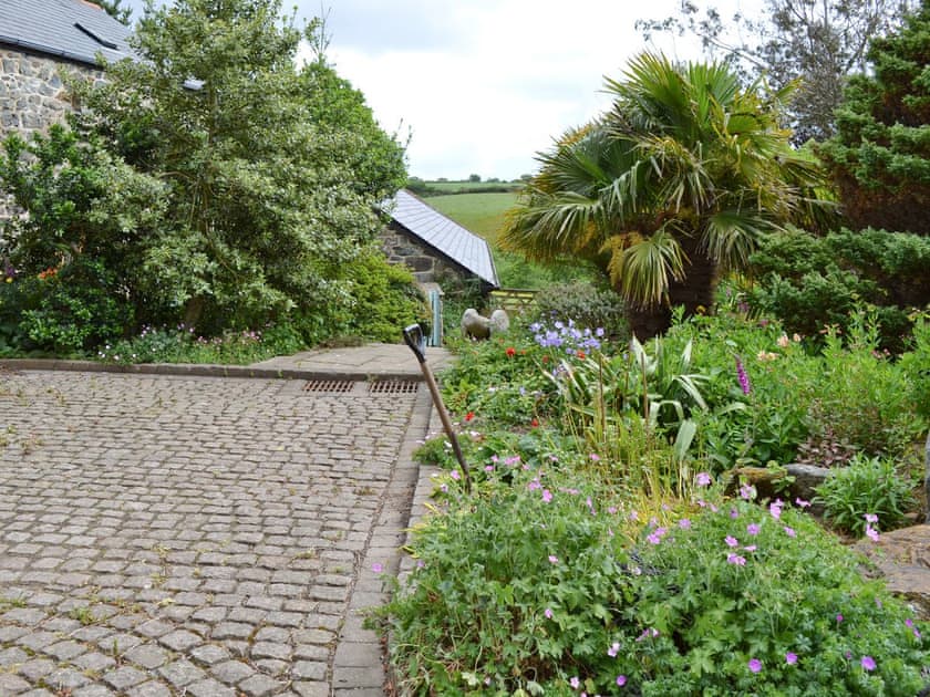 Mature garden  | Buzzard Barn - Tregidden Farm, St Martin, near Helston