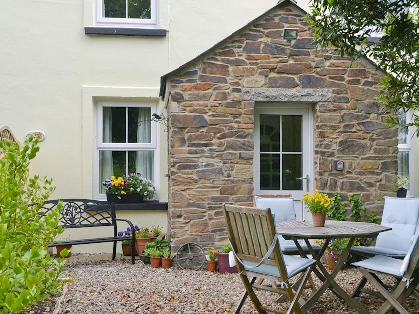 Gravelled patio with outdoor furniture | Hay Cottage, St Austell