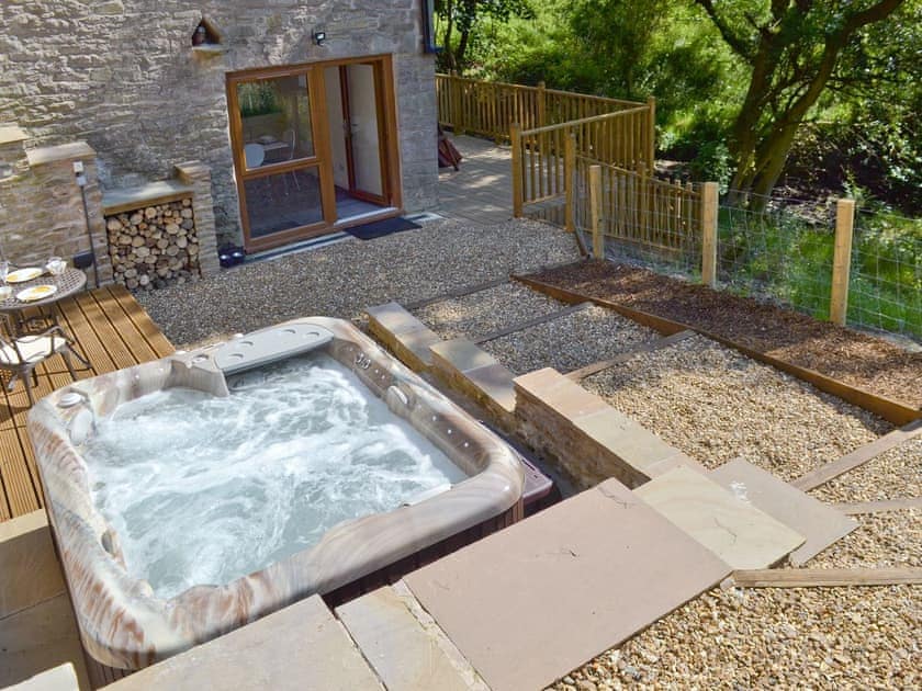 Hot tub in sunken courtyard | Coachmans Cottage, Fernilee, near Whaley Bridge