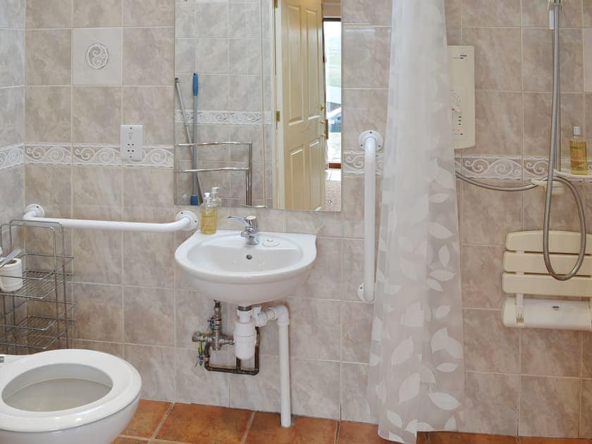 Shower room | Maddy Cart House - Maddy House Farm, near Castleton