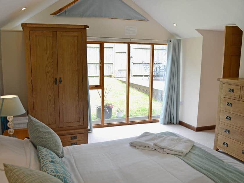 Beautifully decorated double bedroom with en-suite shower cubicle | Blackthorn Cottage, Swan Pool, near Falmouth