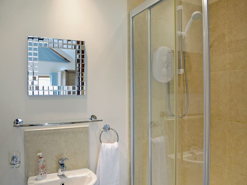 En-suite shower cubicl | Blackthorn Cottage, Swan Pool, near Falmouth