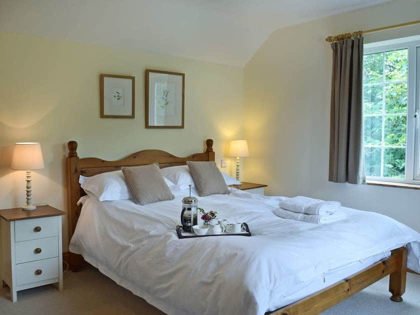 Charming double bedroom with kingsize bed and en-suite  | Cornant, Llechryd, near Cardigan
