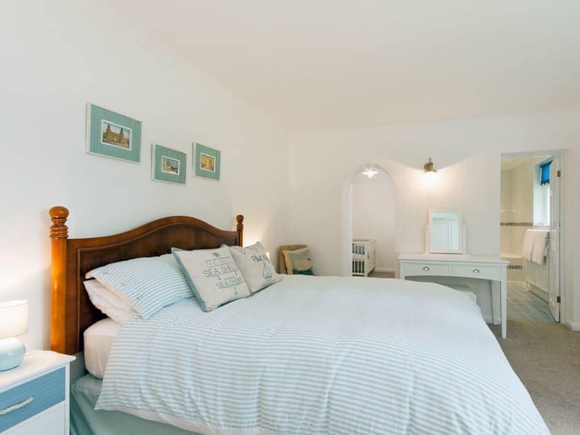 Comfortable double bedroom with en-suite bathroom | Penhill Chase, Hillhead, near Kingswear