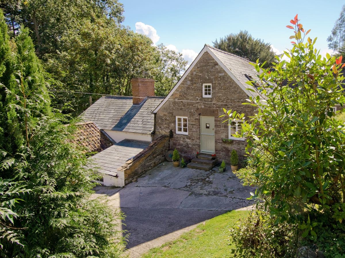 Anvil Cottage Ref 17105 In Gatcombe Near Blakeney Forest Of