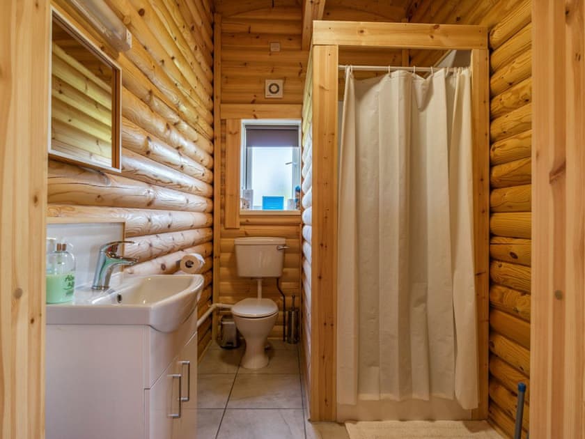Family shower room | Quail Lodge - Mackinder Farms, Brayton, Selby