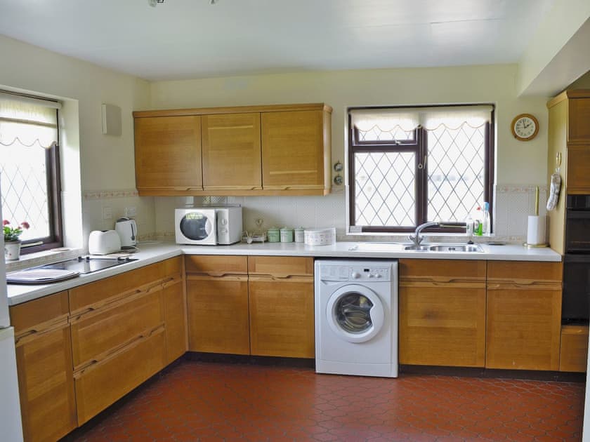Well equipped kitchen/dining room | Pant Glas Mawr Cottage, Axton, near Holywell