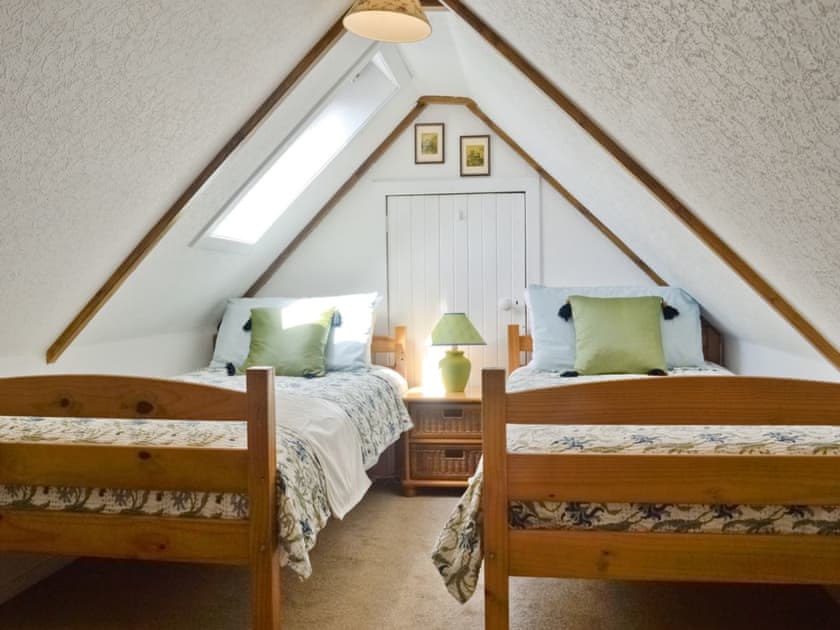 Cosy twin bedroom | Baron Cliff Lodge, Cove, near Helensburgh