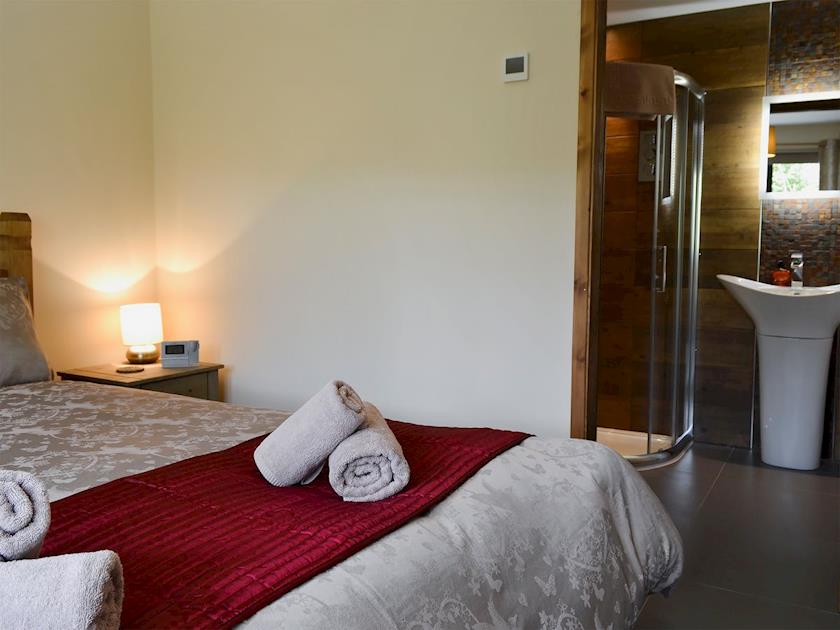 Double bedroom with en-suite shower room | Glan-y-Gors, Beddgelert
