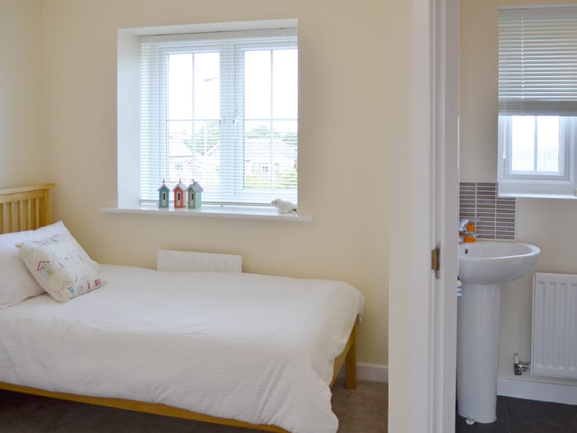 Twin beds and en-suite with shower cubicle and toilet | Sea Breeze, Beadnell, near Seahouses