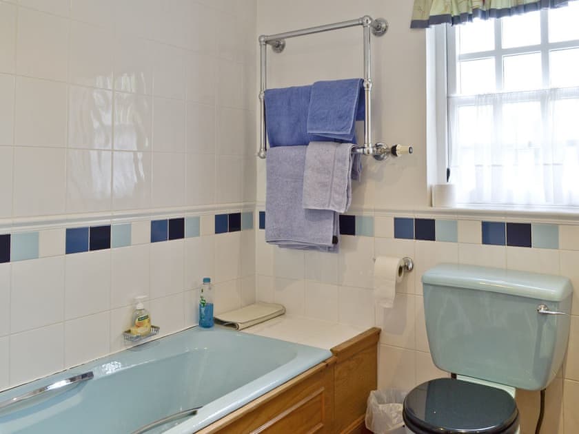 En-suite bathroom to master bedroom | Little Blackhall Lodge, near Banchory