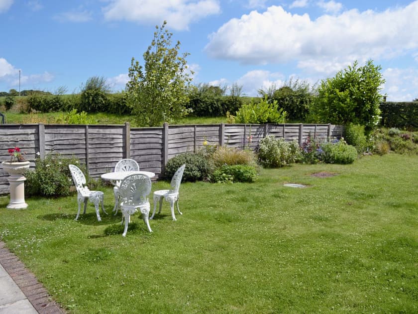 Large,  enclosed lawned garden | Heather Cottage, Thorpe Market