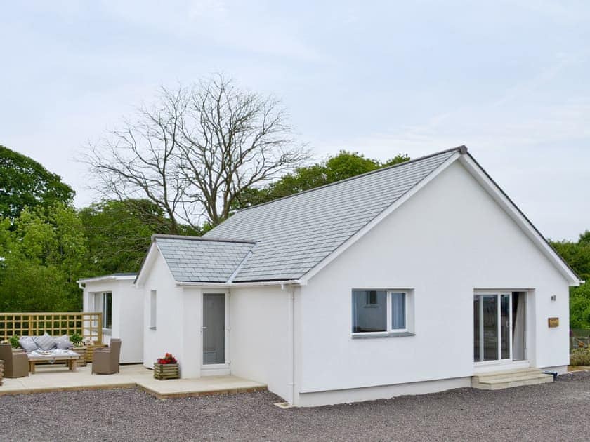 Upper level exterior with gravelled parking area | Honey Pippin - Horselake Farm Cottages, Cheriton Bishop
