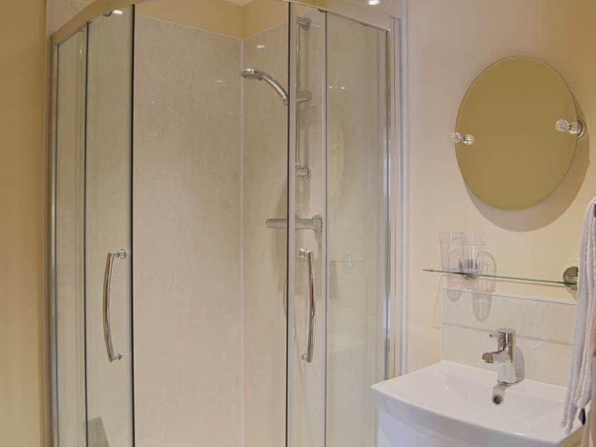 En-suite shower room with wc | The Parlour - Dunstall Lodge Barns, Sutton-on-Trent